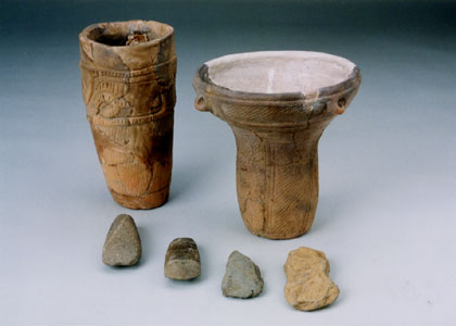 縄文時代の土器と石器のセット