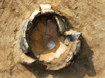 赤砂利遺跡：貯蔵穴と土師器の坏