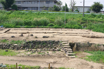 栗橋関所番士屋敷跡：足立家石垣と建物跡