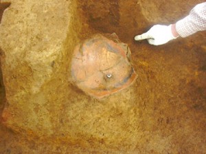 堀込遺跡：土器の中から臼玉が出土