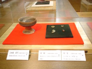 土師器高坏、金環、勾玉