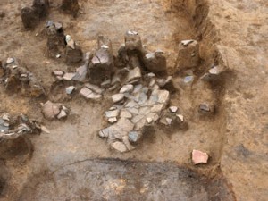 松原前：住居跡の床面で発見された土器
