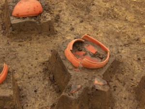 三竹遺跡：赤く色を塗った土師器の坏