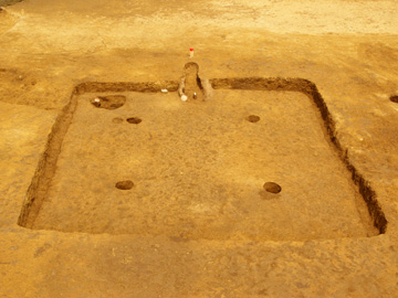 中井遺跡：古墳時代後期の住居跡（左奥が貯蔵穴）