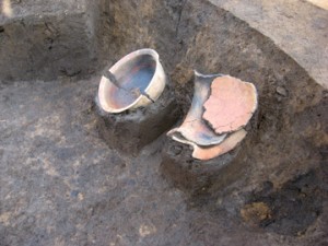 中道・中道下遺跡：壁ぎわで出土した弥生土器