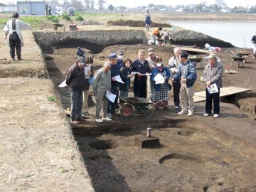 小林八束１遺跡：発掘作業を続けながらの見学会