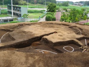 大木戸遺跡：方形周溝墓（周囲を溝で囲んだ墓）