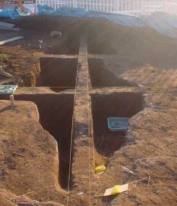 大山遺跡：調査中の炭焼窯