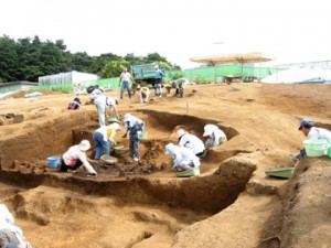 大山遺跡の発掘調査風景：製鉄炉が見つかった西側斜面の調査