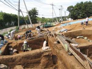 大山遺跡の発掘調査風景：南側に粘土を採掘した深い穴が広がる