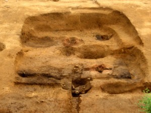 大山遺跡の鍛冶工房跡：方形に掘りこんだ竪穴状遺構で中央に鍛冶炉を検出した