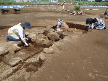 楽中遺跡：土壙から出土した深鉢形土器