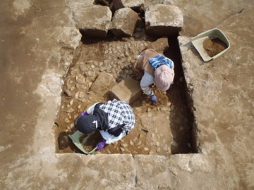 楽中遺跡：古墳時代後期の住居跡（左奥が貯蔵穴）