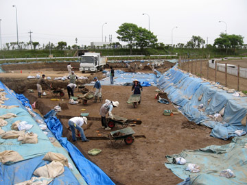 下田遺跡：短刀が副葬された中世の木棺墓