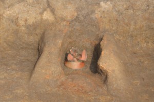 皿沼西遺跡：カマドの中央に支脚が据えられている