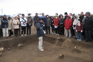 皿沼西遺跡：奈良時代の竪穴住居跡を説明
