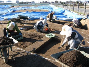 皿沼西遺跡：住居跡の調査風景