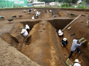 諏訪北2遺跡：深さ3ｍの堀跡の調査