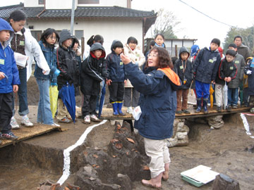 富田後遺跡：子供探検隊もちゃんと見学