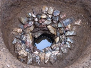天神台東遺跡：石組みの井戸跡（底には曲物の水溜）