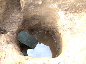 内郷遺跡：６枚の板碑が出土した井戸跡