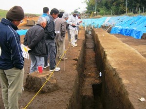長竹遺跡：トレンチから発見された焼土